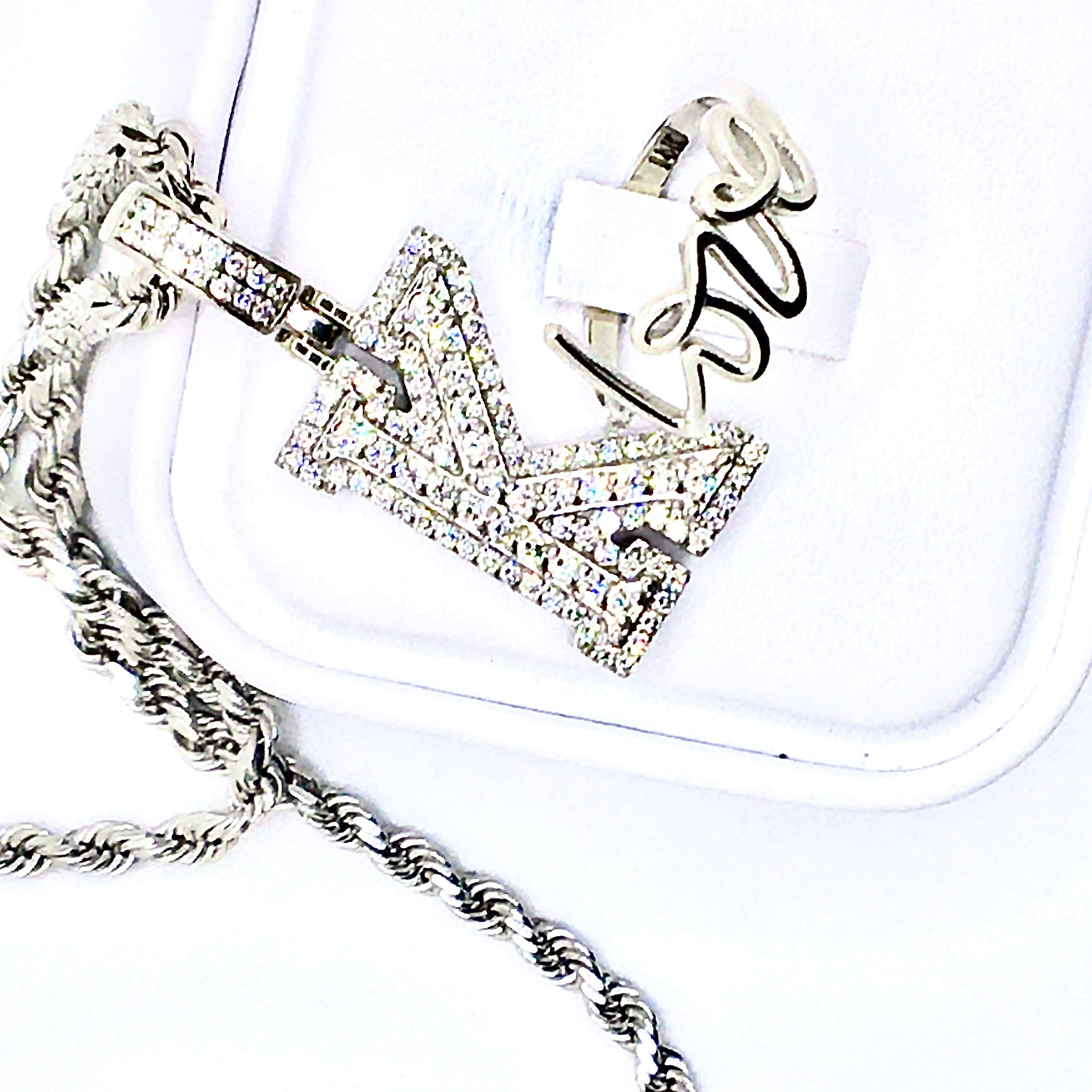 THE INITIAL — WHITE GOLD