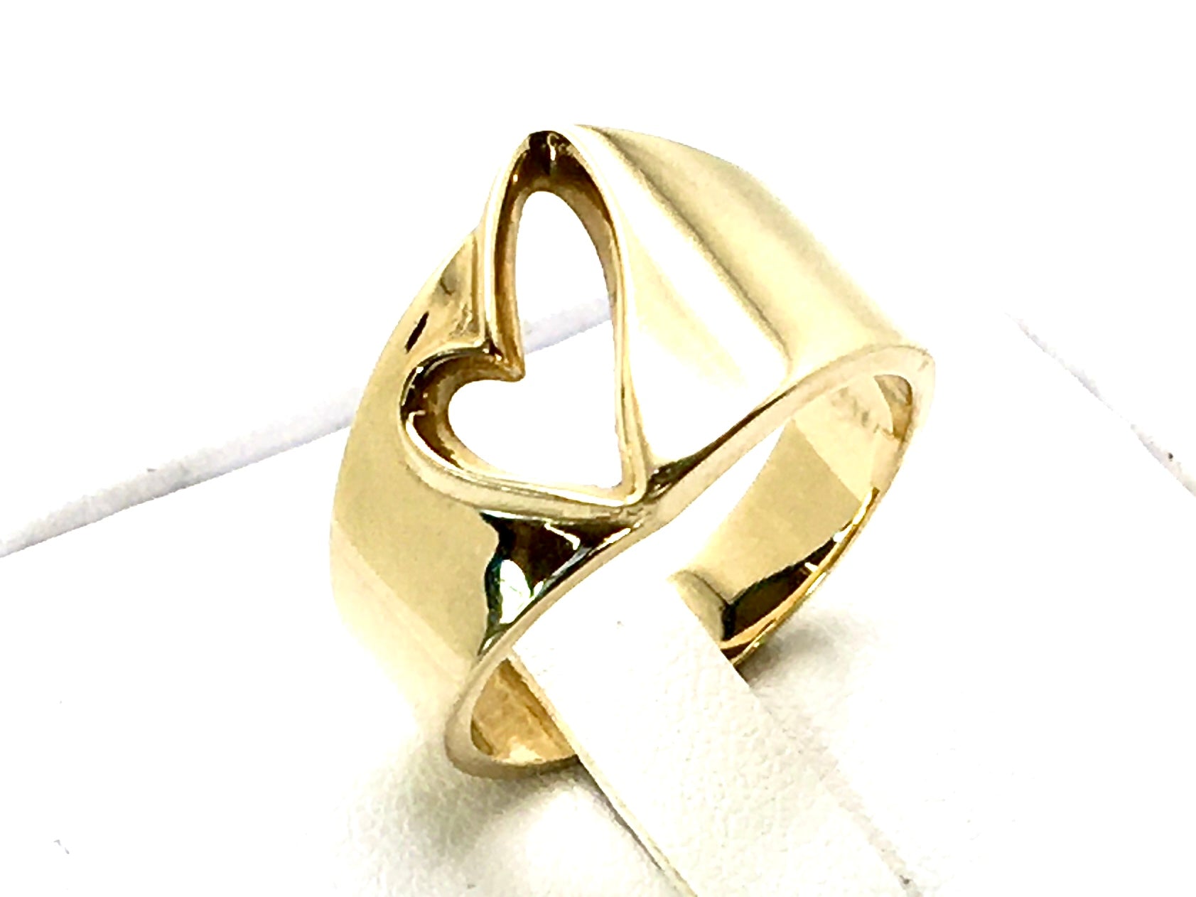 The Apex Signet — Yellow Gold Open-Heart Statement Ring